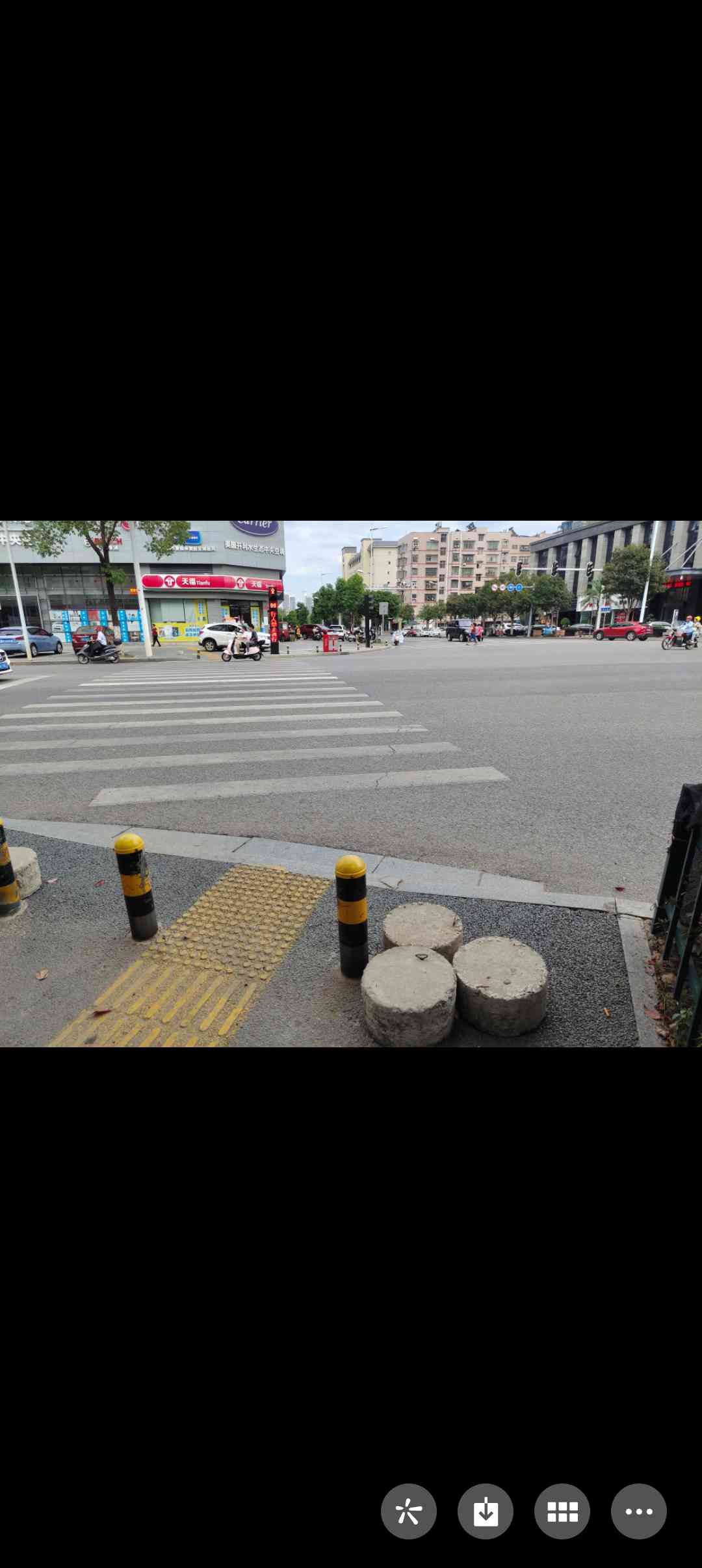 人行道被占领