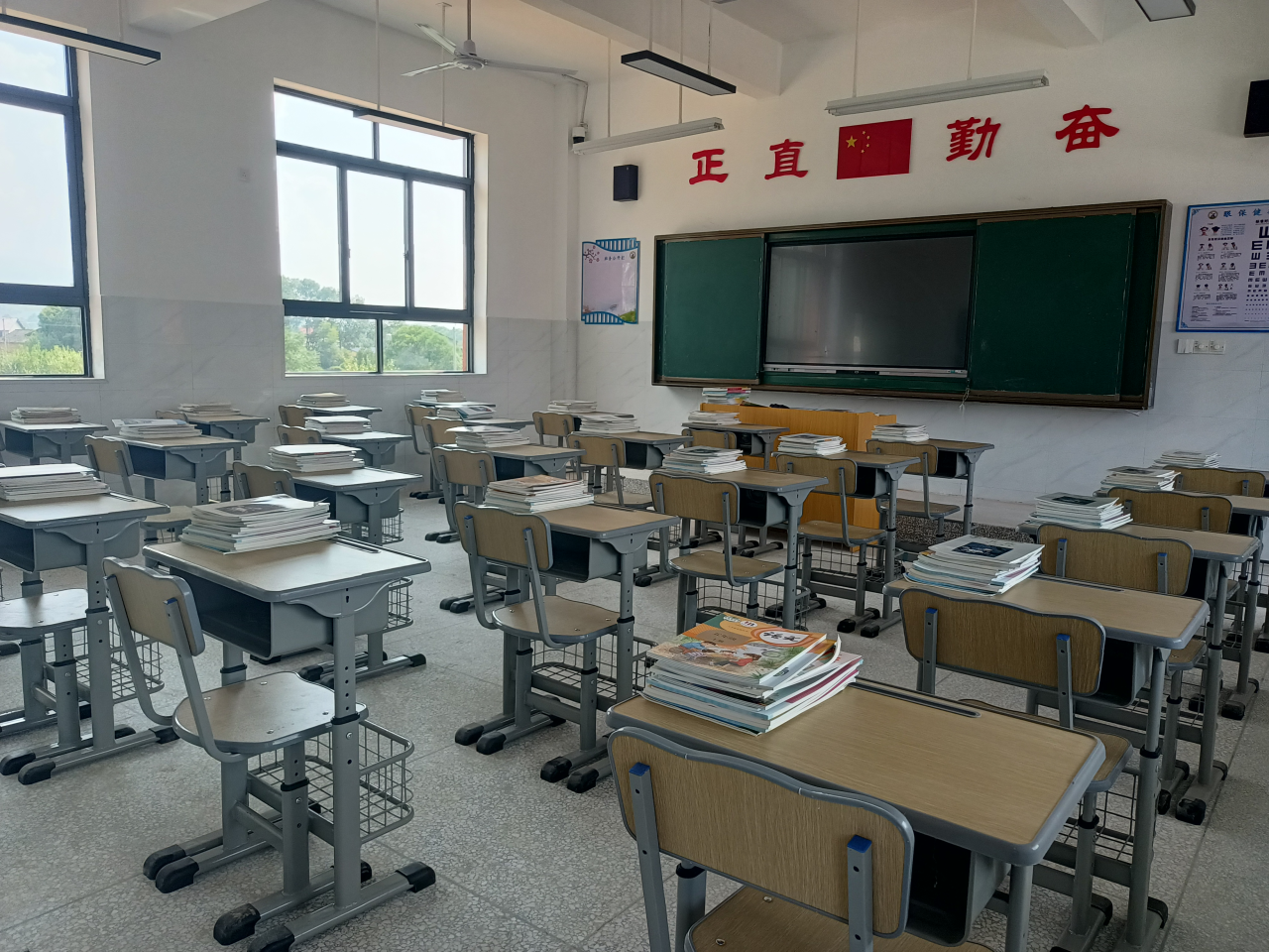 乡贤情深报桑梓 捐赠物资助开学