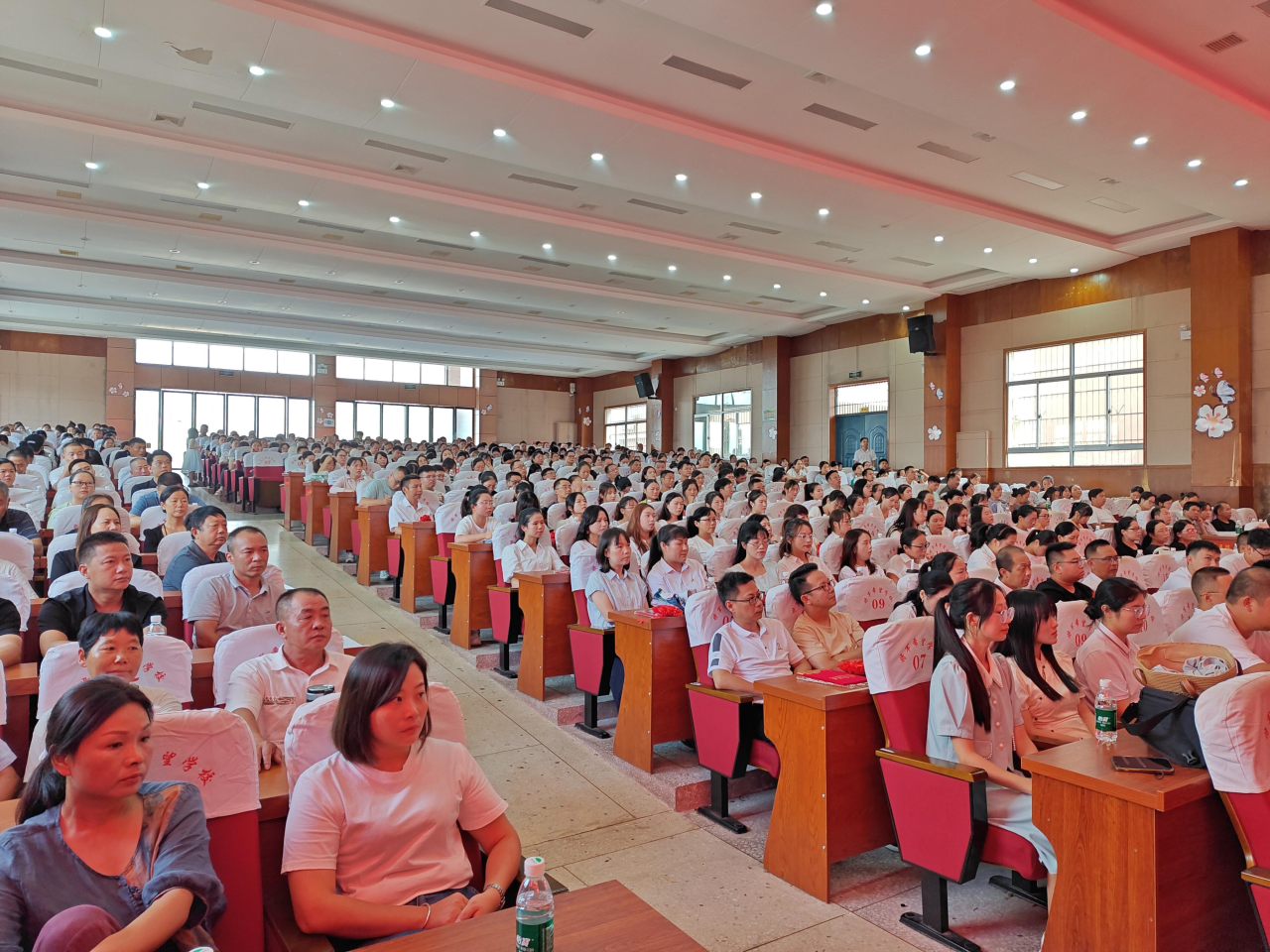 长寿镇举行庆祝第40个教师节暨表彰大会