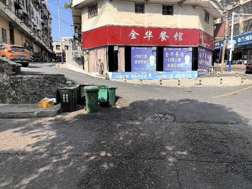 垃圾桶堆放的地方臭水未清洗，臭味大