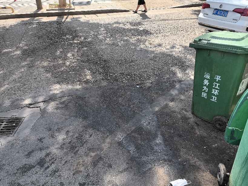 垃圾桶堆放的地方臭水未清洗，臭味大
