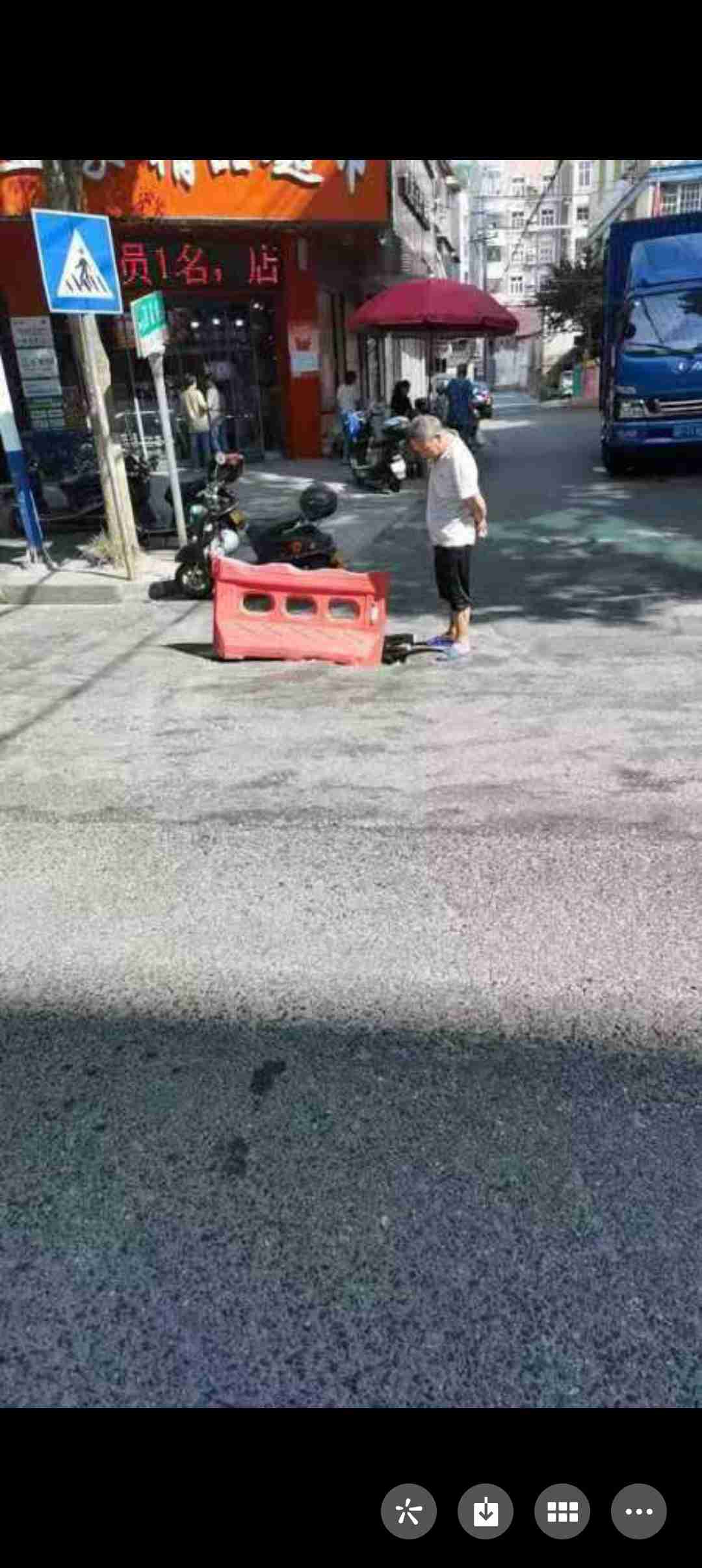 西街井盖破损