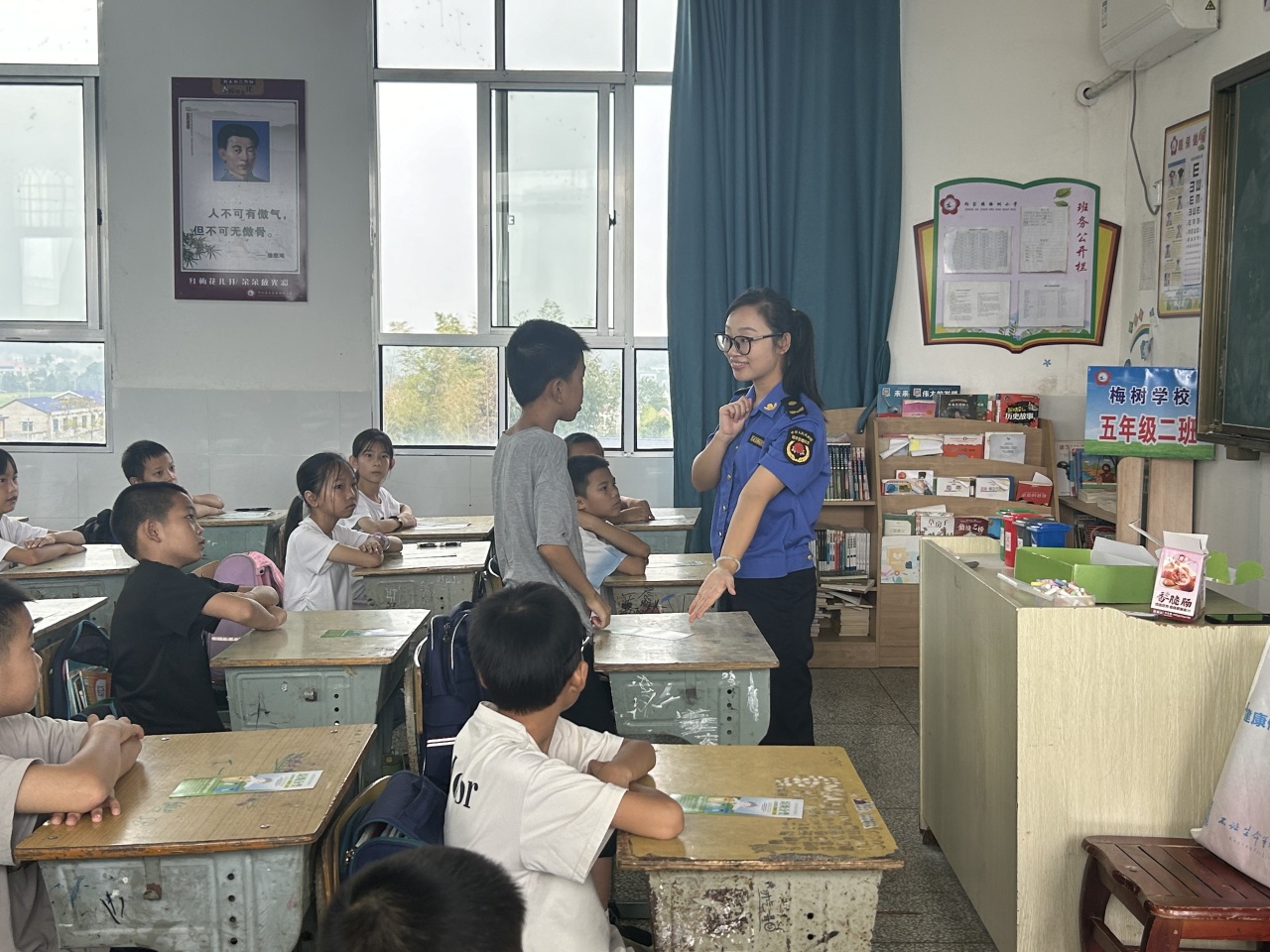 垃圾分类，同心“童”行——平江县城管局到向家镇梅树小学开展垃圾分类宣讲活动