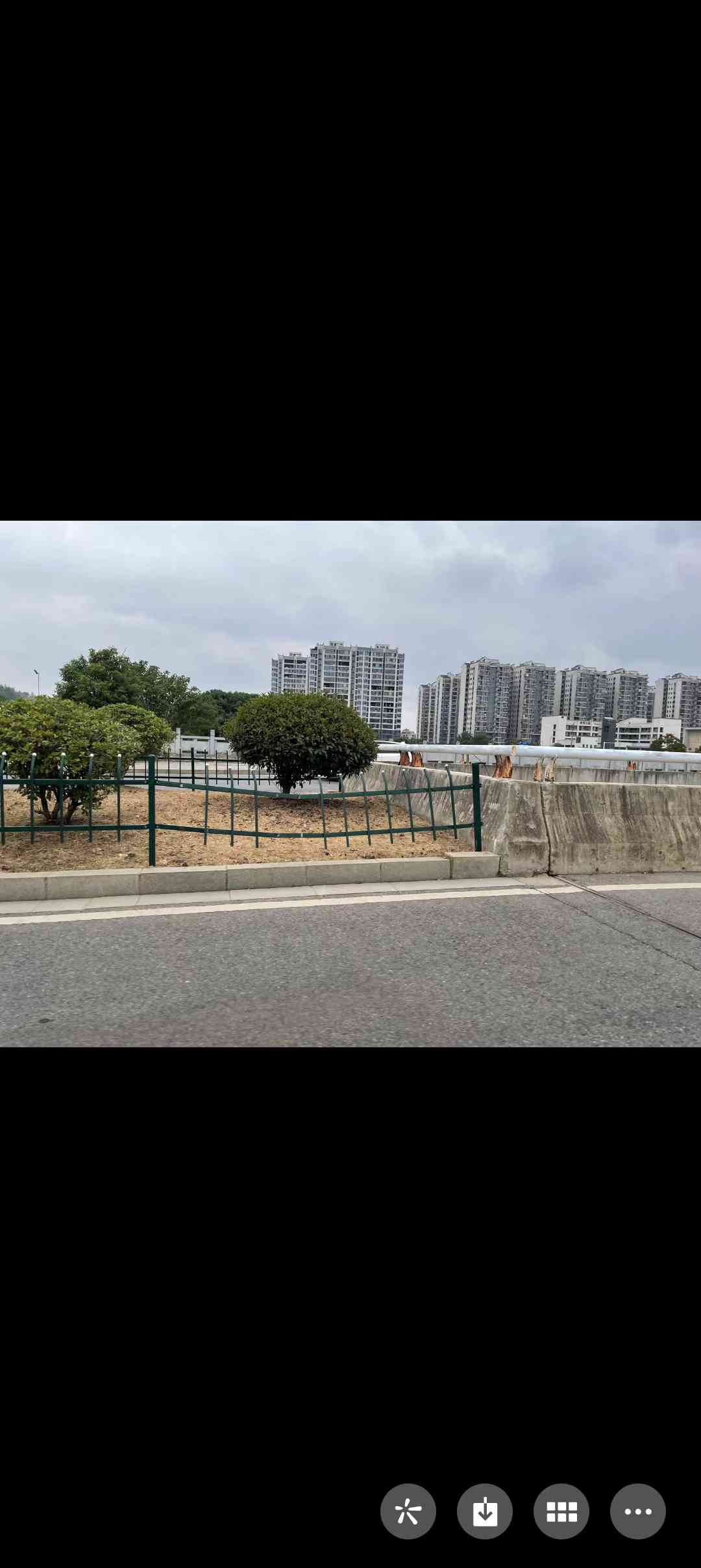 隔离带护栏损坏