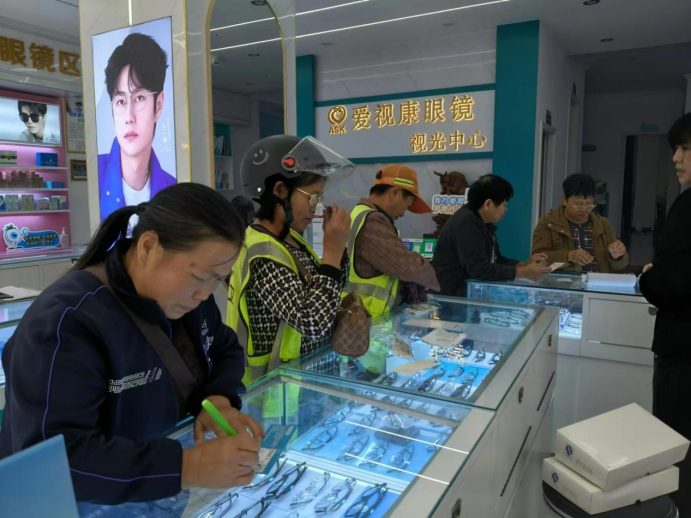 情系环卫工，重阳送温暖 ——长寿镇爱视康眼镜免费为环卫工人配备老花镜
