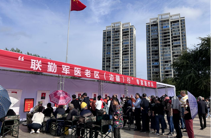 “联勤军医老区（边疆）行”专家医疗队到长寿镇金河广场义诊