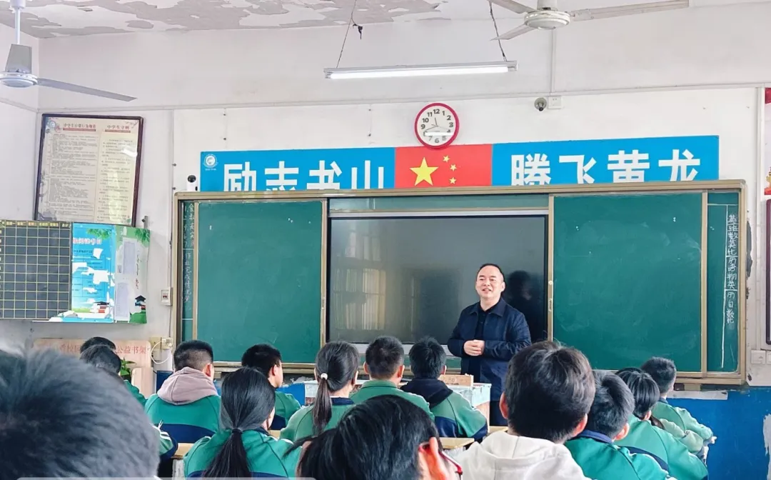 李三军到石牛寨镇大坪中学上思政课