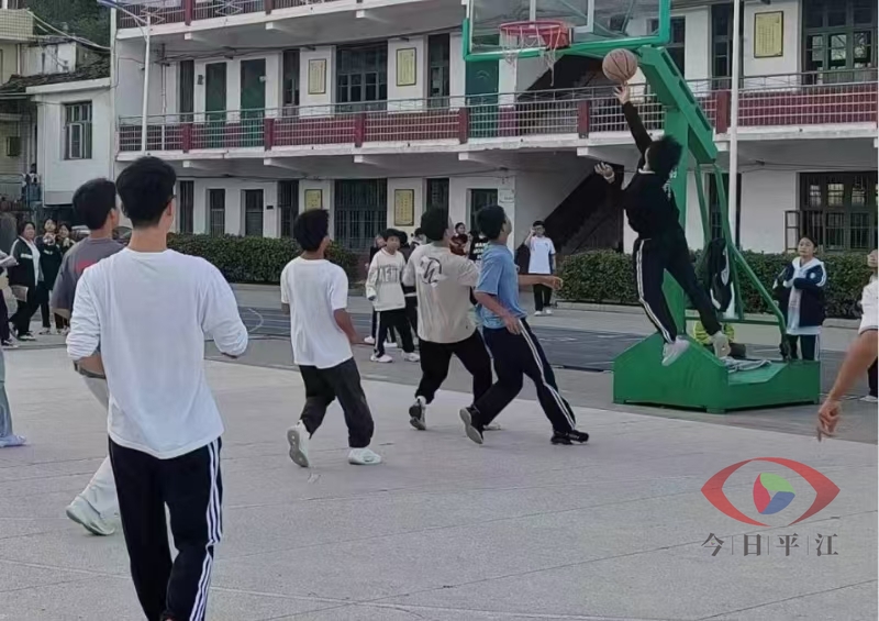 平江大坪中学师生同场竞球技