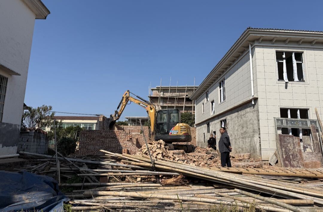 安定镇：铁腕出击 拆除违章建筑2处