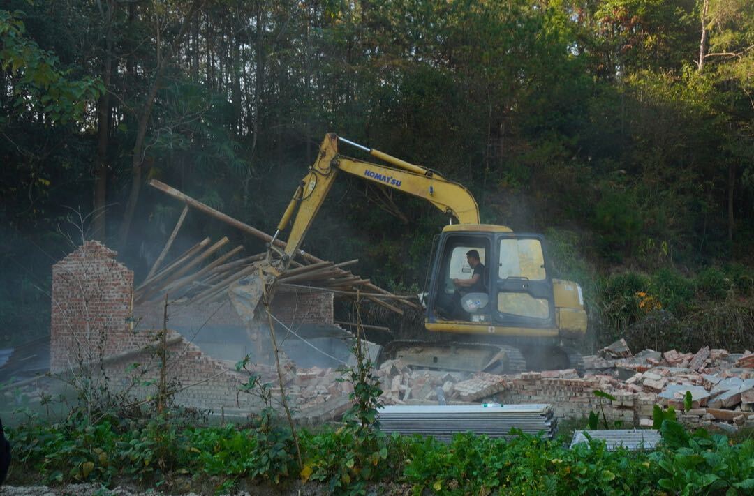 上塔市镇：拆除违规建筑 严守耕地红线