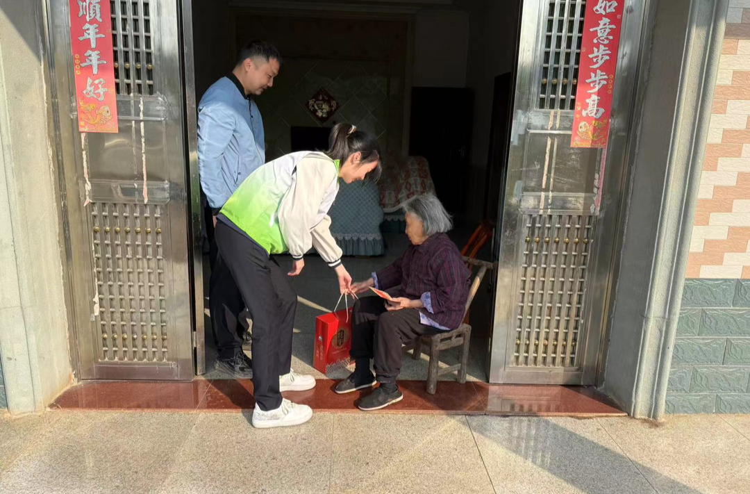 探访困难老人 提升关爱服务