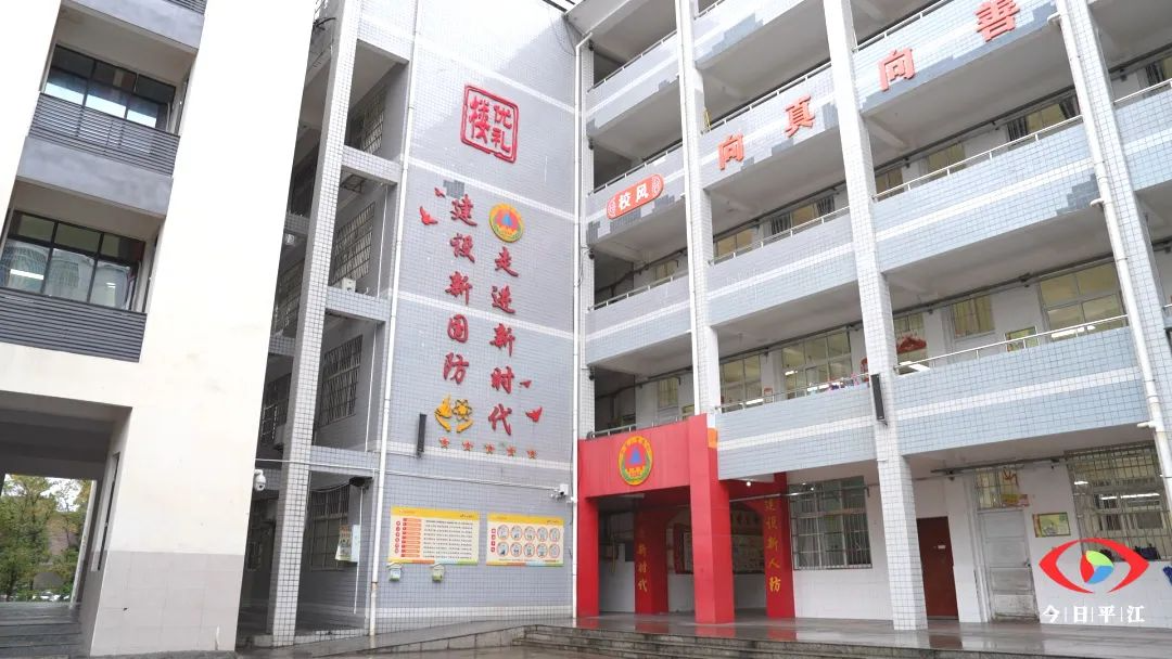 我县一学校被授予“全国国防教育示范学校”荣誉牌匾