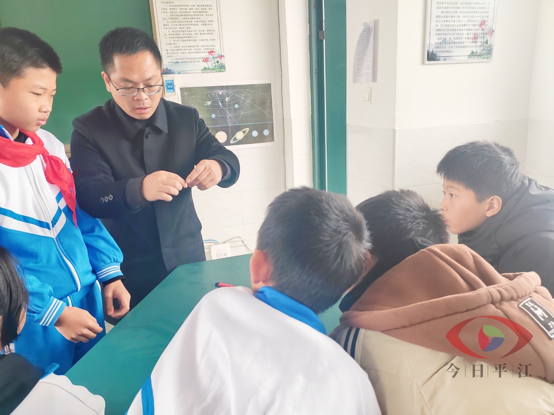 平江县童市镇传梓年小学：科学名师“带货”下乡，乡村学生圆梦起航