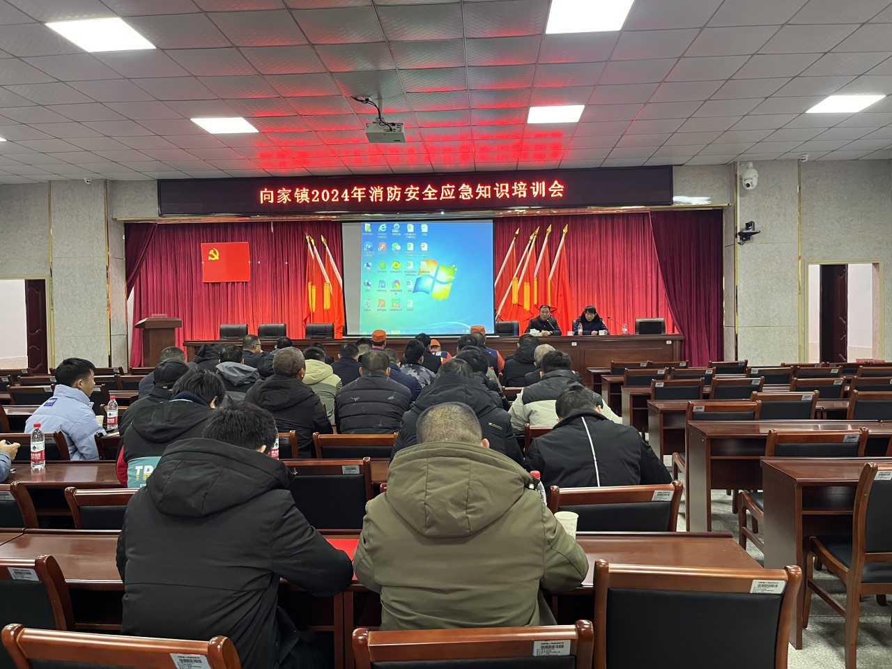 居安思危  防患未“燃”——向家镇开展消防安全知识培训及消防灭火演练