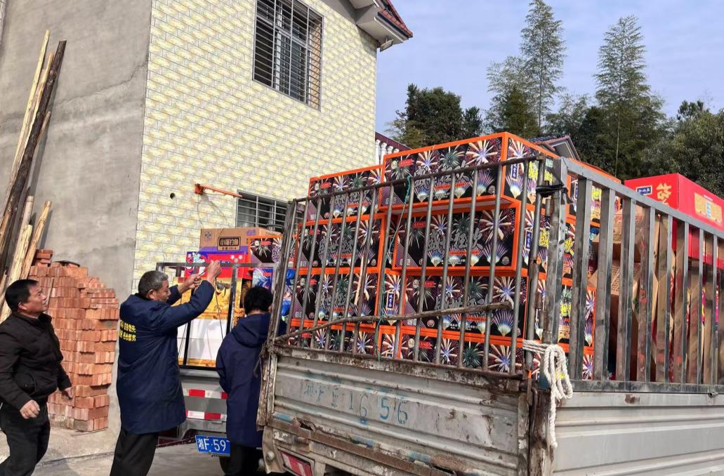 居民房内非法储存烟花爆竹，严查！梅仙镇扎实开展烟花爆竹“打非治违”行动