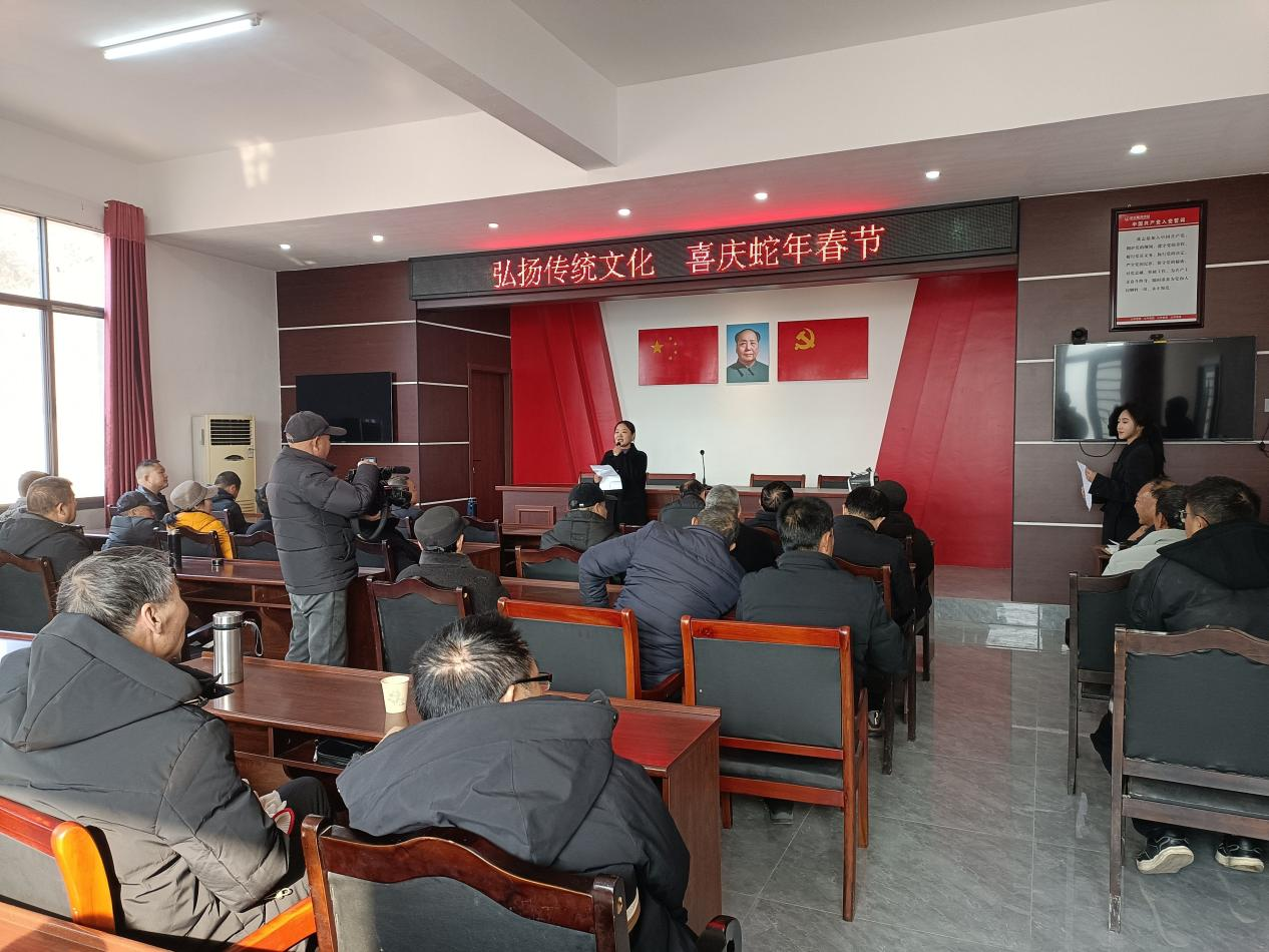 梅仙镇石塘村：欢聚一堂送春联 翰墨飘香添年味
