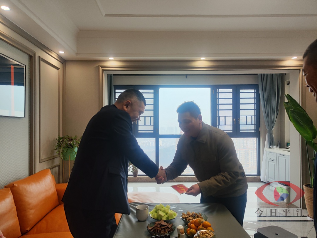 凌晓明走访慰问防汛救灾表现突出同志和困难党员
