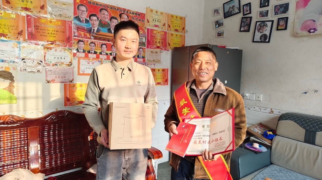 福寿山镇：送奖上门，树“最美”榜样