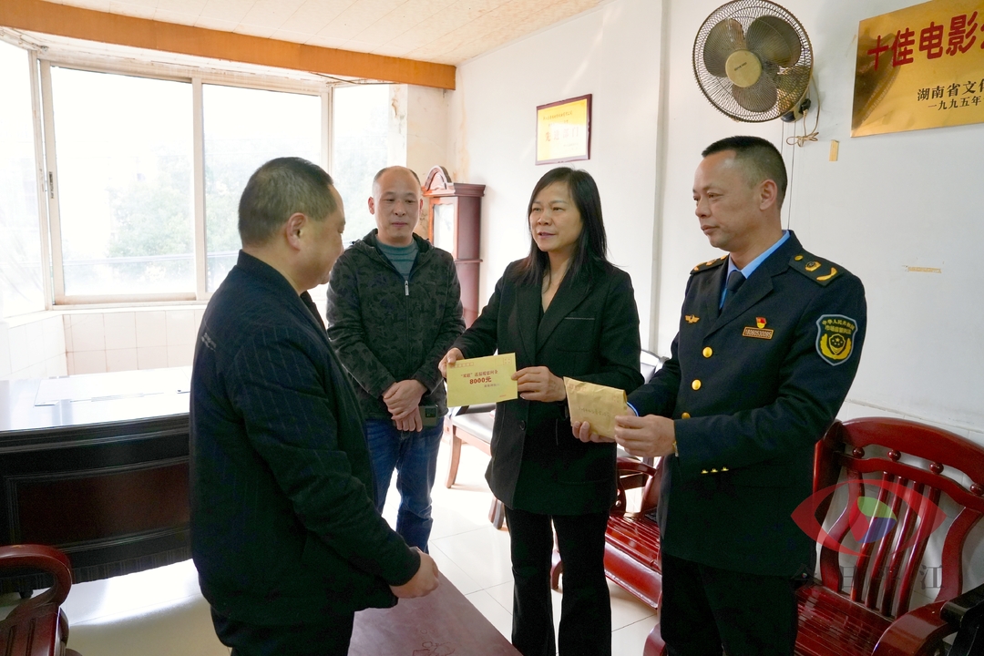 向晓燕开展送温暖慰问活动