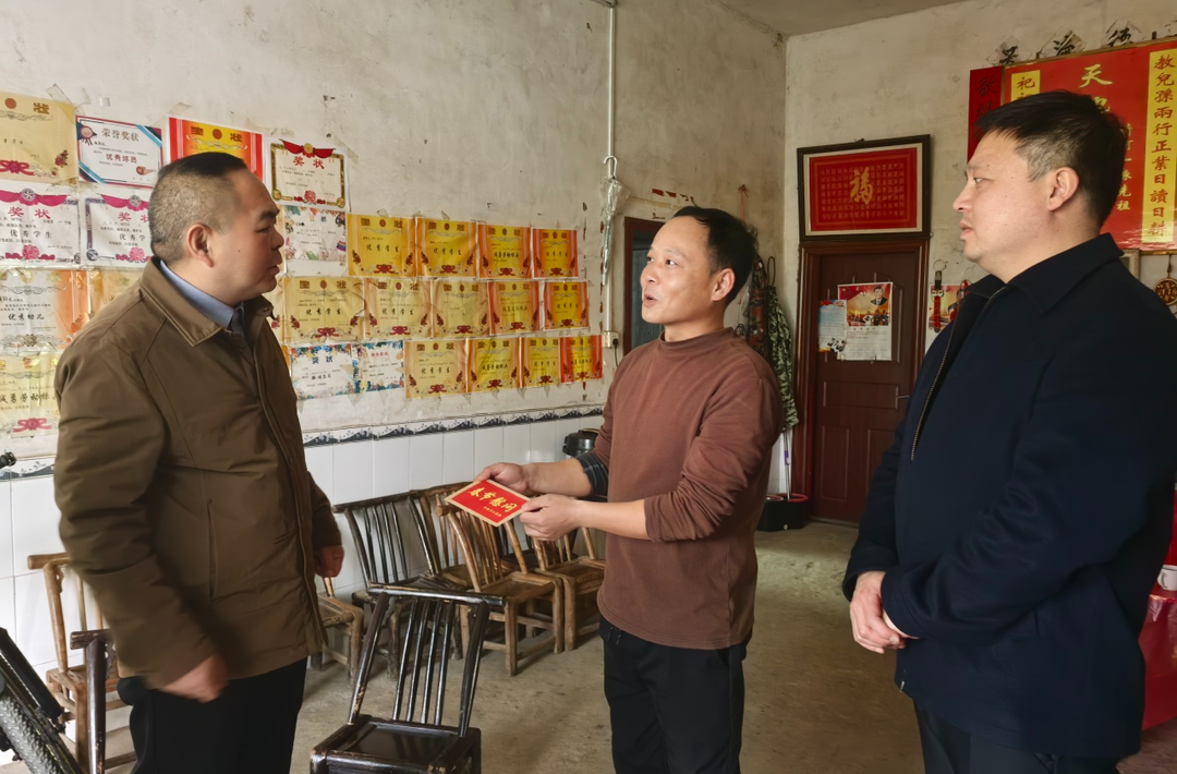 岁末天寒情义暖，新春慰问暖人心——浯口镇开展年度“送温暖”活动