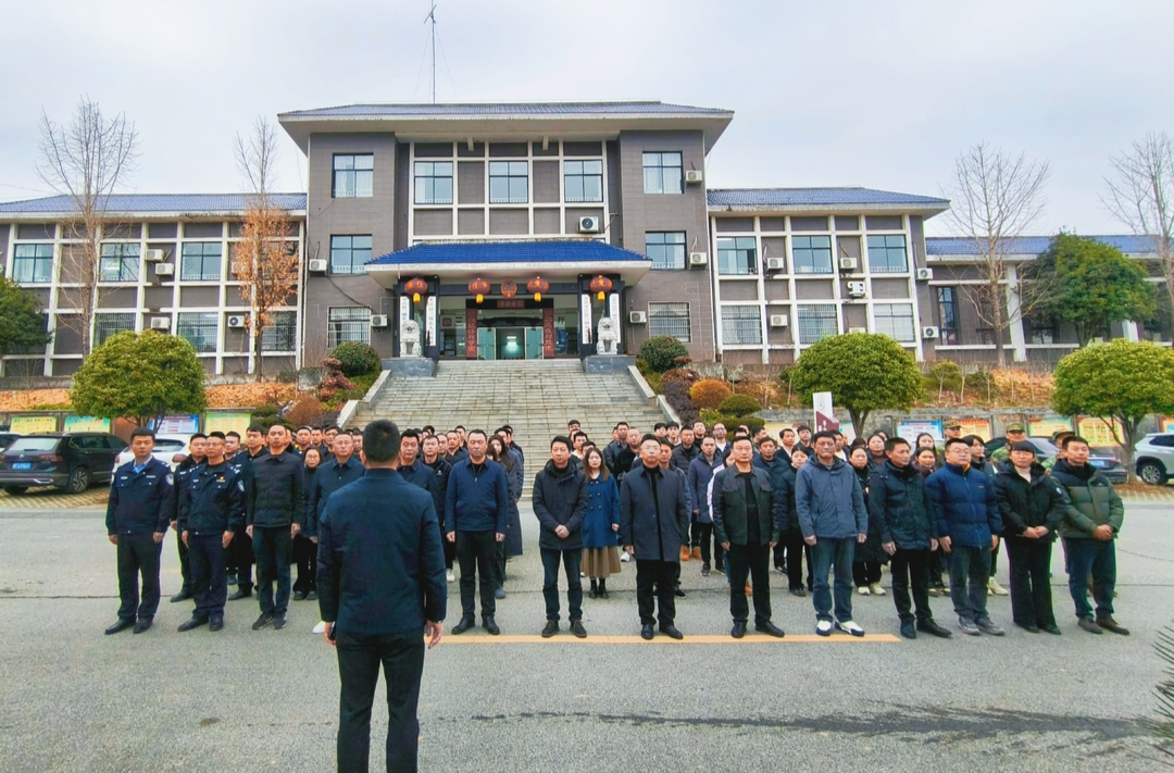 收心提神鼓干劲，凝心聚力启新程——三墩乡举行2025年新春升旗仪式
