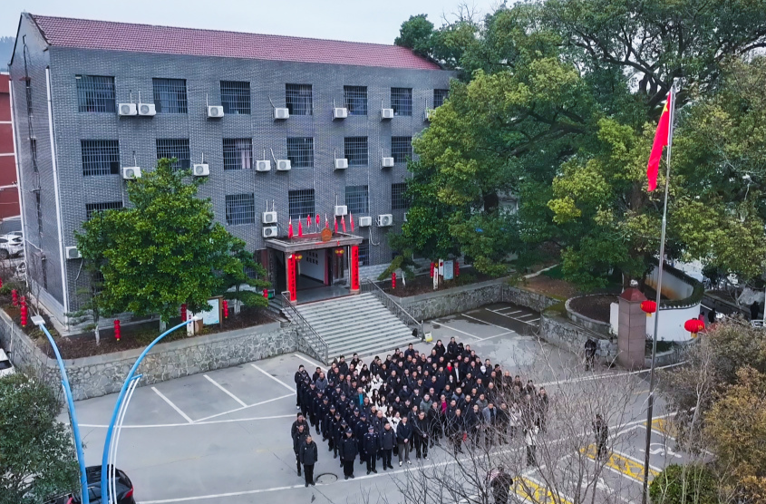 国旗飘扬庆新春 凝心聚力谱新篇——浯口镇举行2025年新春首个工作日升国旗仪式