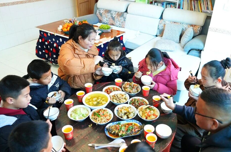 新春走基层丨这一顿“年夜饭”，幸福又甜蜜