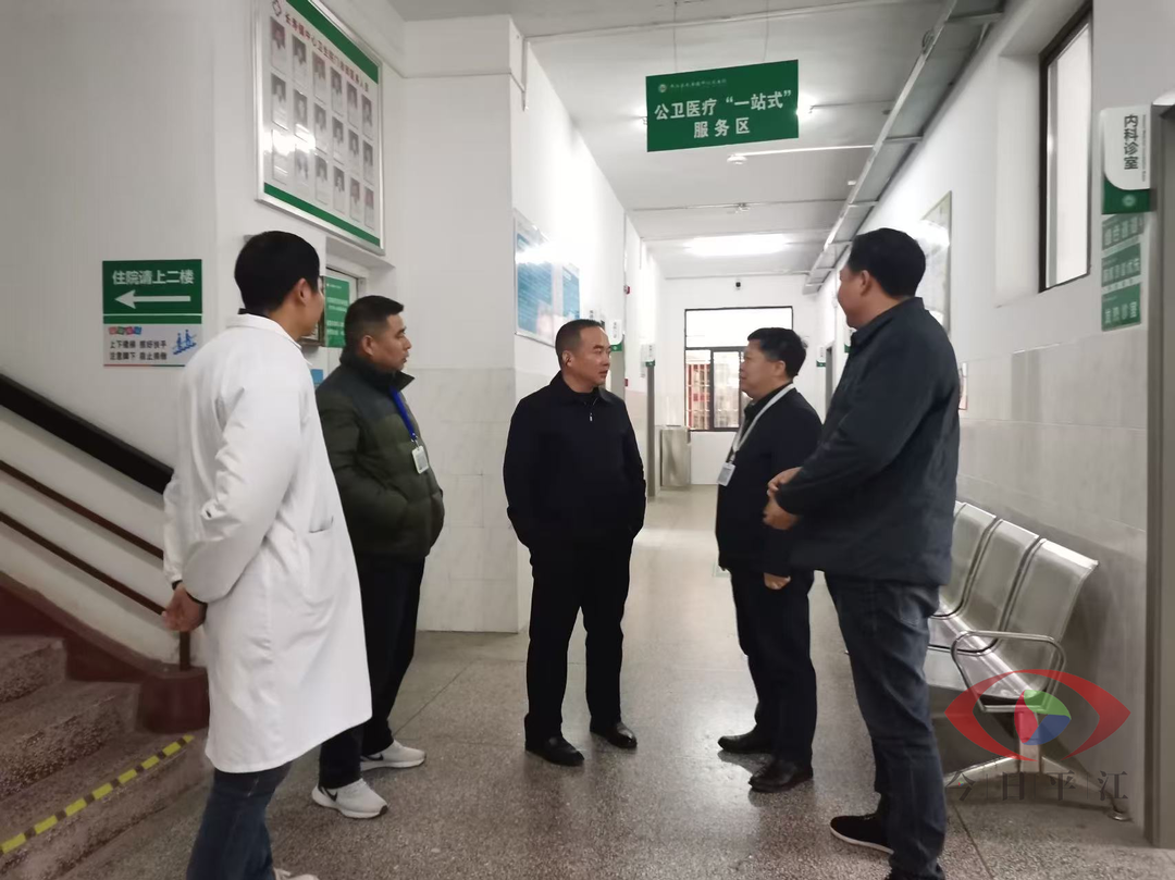 李三军到长寿镇中心卫生院、县第二人民医院调研
