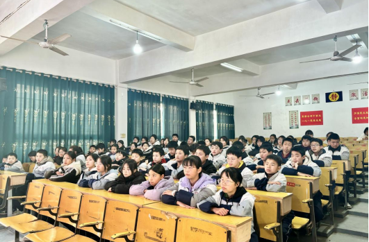 法治课堂进校园，护航青春助成长——余坪镇开展春季“开学第一课”法治教育活动