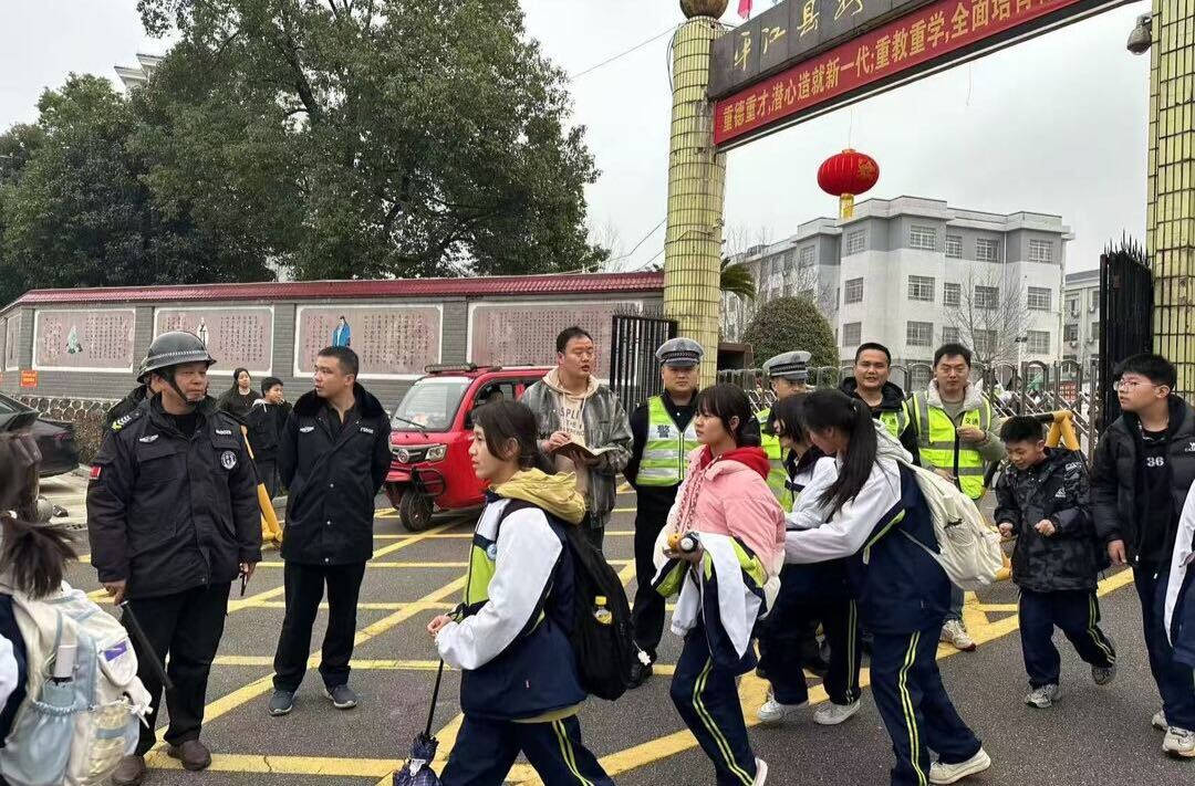 安定镇：“警家校”联动绘就暖心护校新图景