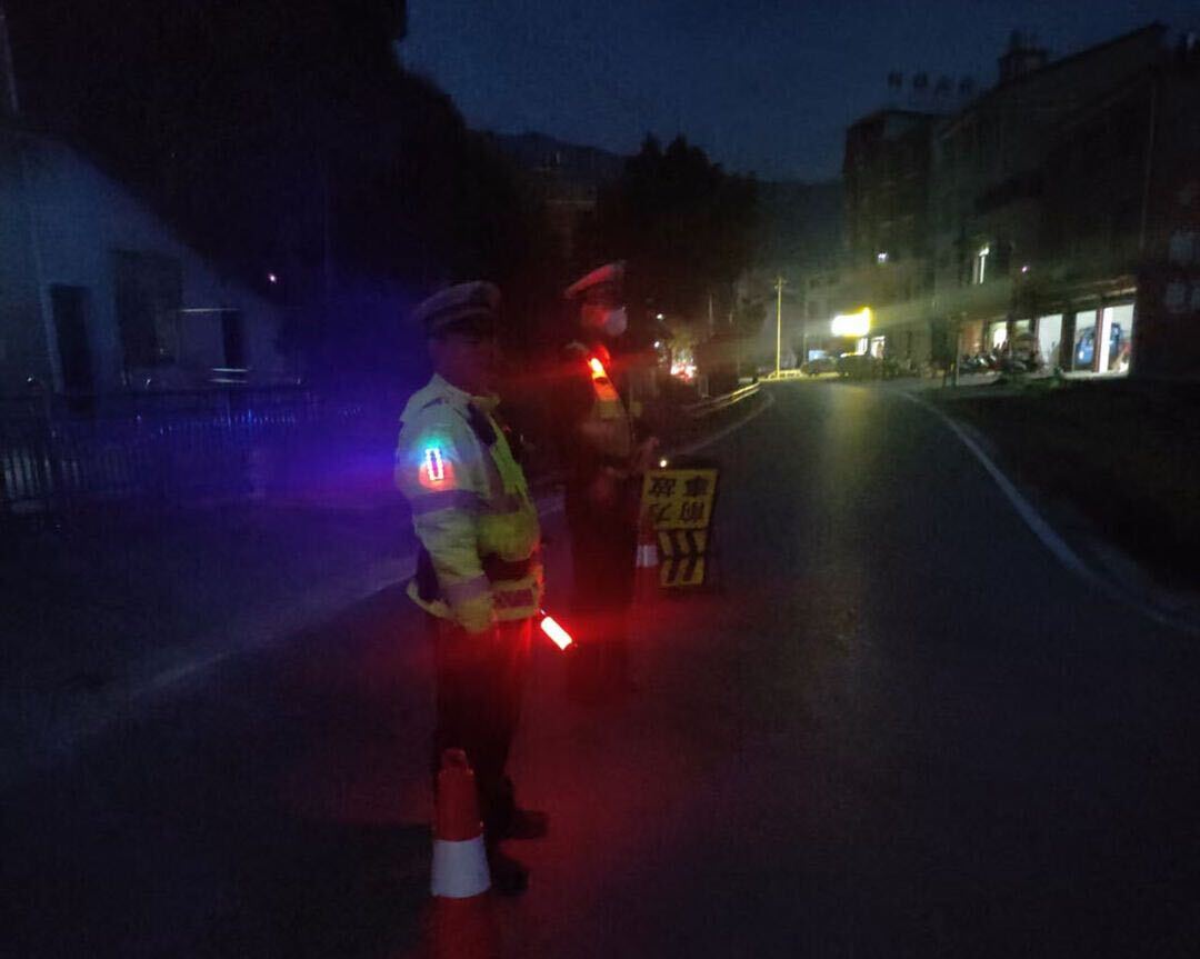夜幕下的守护|南江镇：对酒驾醉驾“亮剑”，为交通安全“站岗”