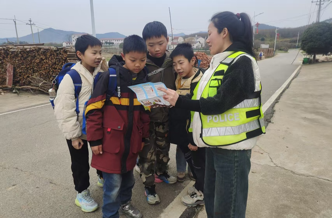 当好文明劝导员 护航群众安全行——浯口镇开展清明节前交通劝导行动