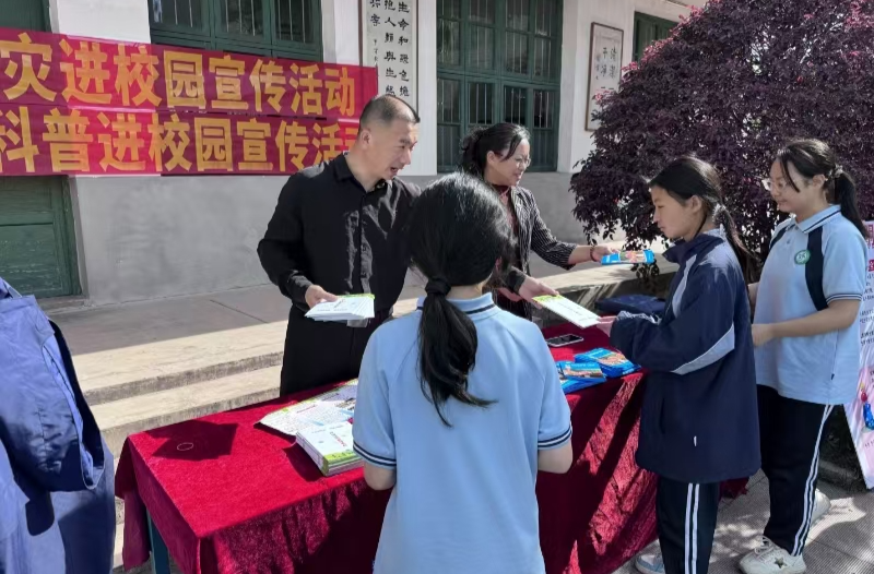 筑牢安全防线，守护平安校园——向家镇开展预防野生蘑菇中毒与防灾减灾知识进校园活动