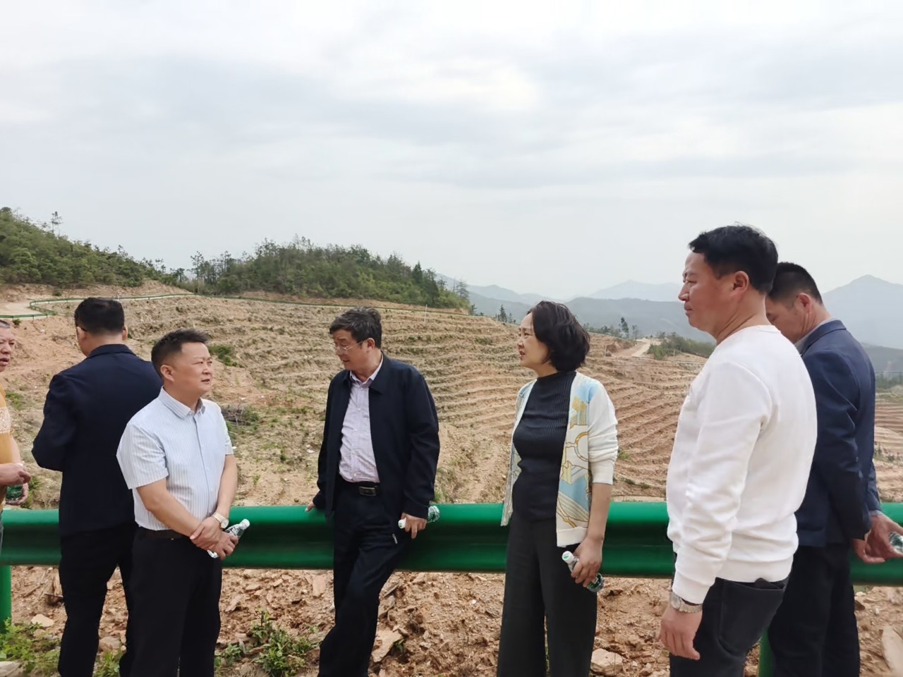 省油茶产业专家组深入三墩乡调研指导 为油茶产业发展把脉开方