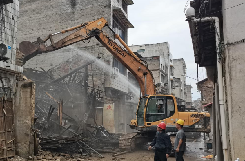 危旧房屋拆除攻坚，打通生命救援通道——汉昌街道民建路社区东街危房拆除专项行动纪实