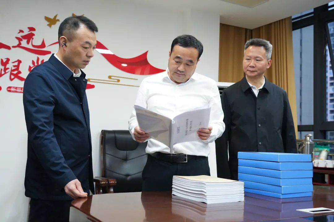 刘正仁赴向家镇、园艺示范中心、天岳街道开展调研