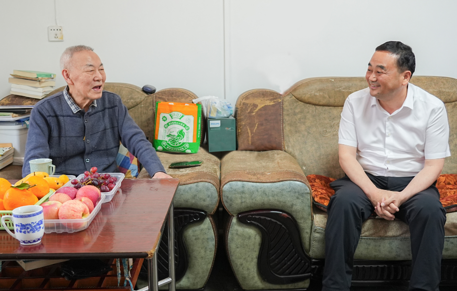 刘正仁看望慰问老同志