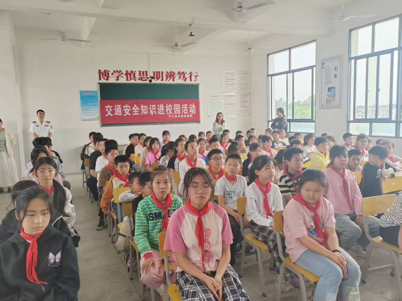 在小小教室里，播种安全薪火——平江县交通运输局开展安全知识进校园活动