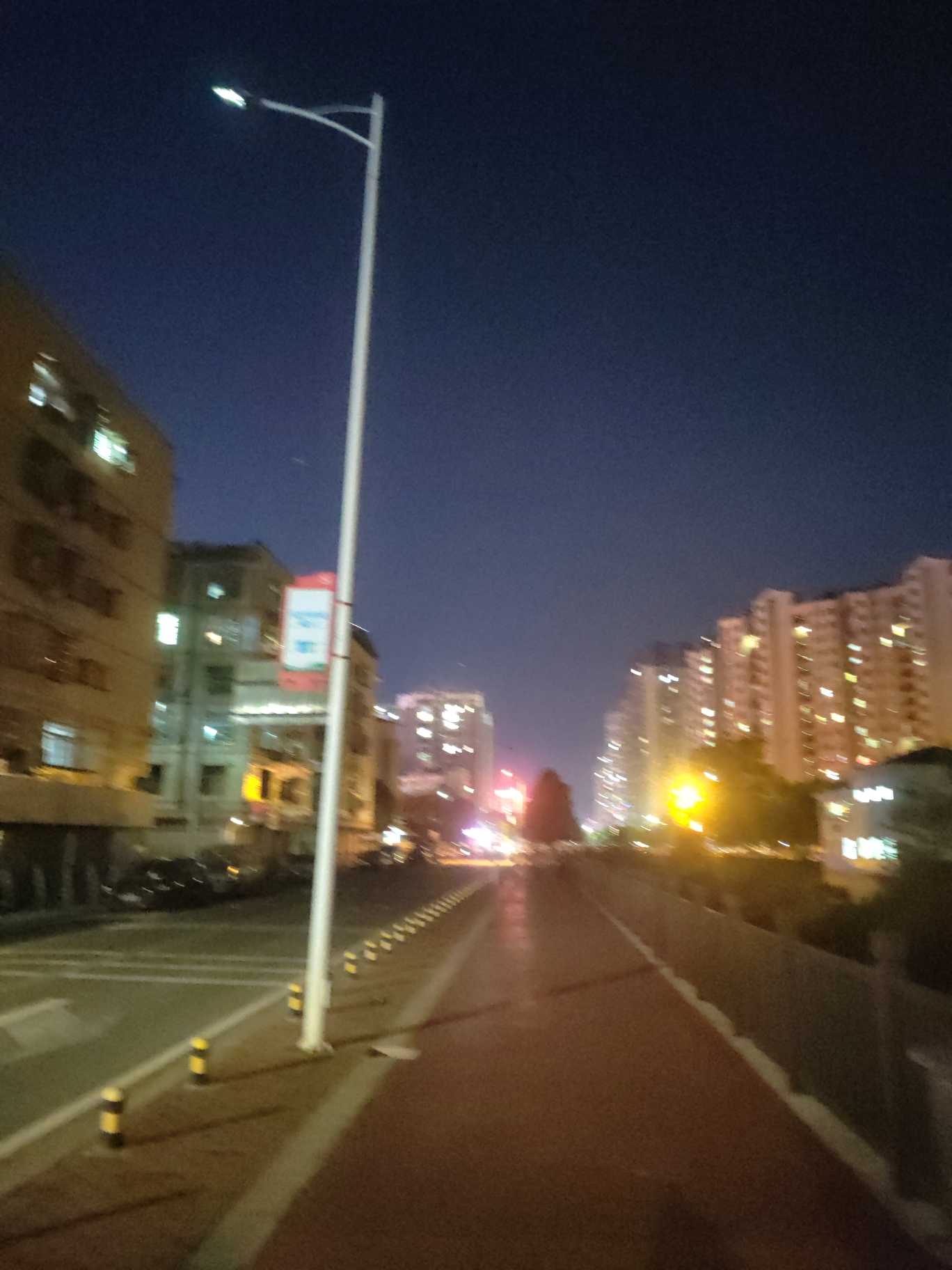 多盏路灯不亮