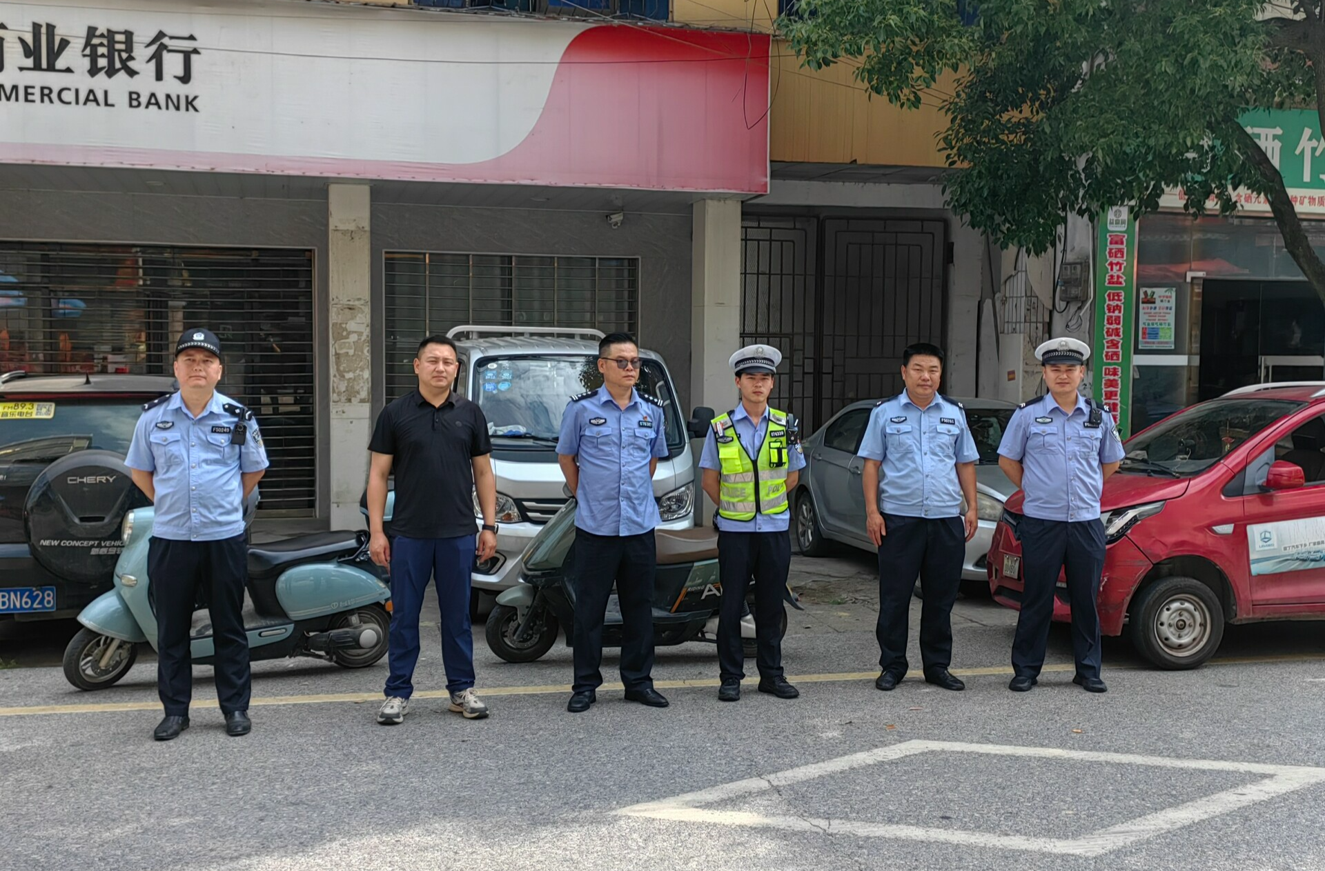 板江乡多部门联动出击  筑牢交通安全防线