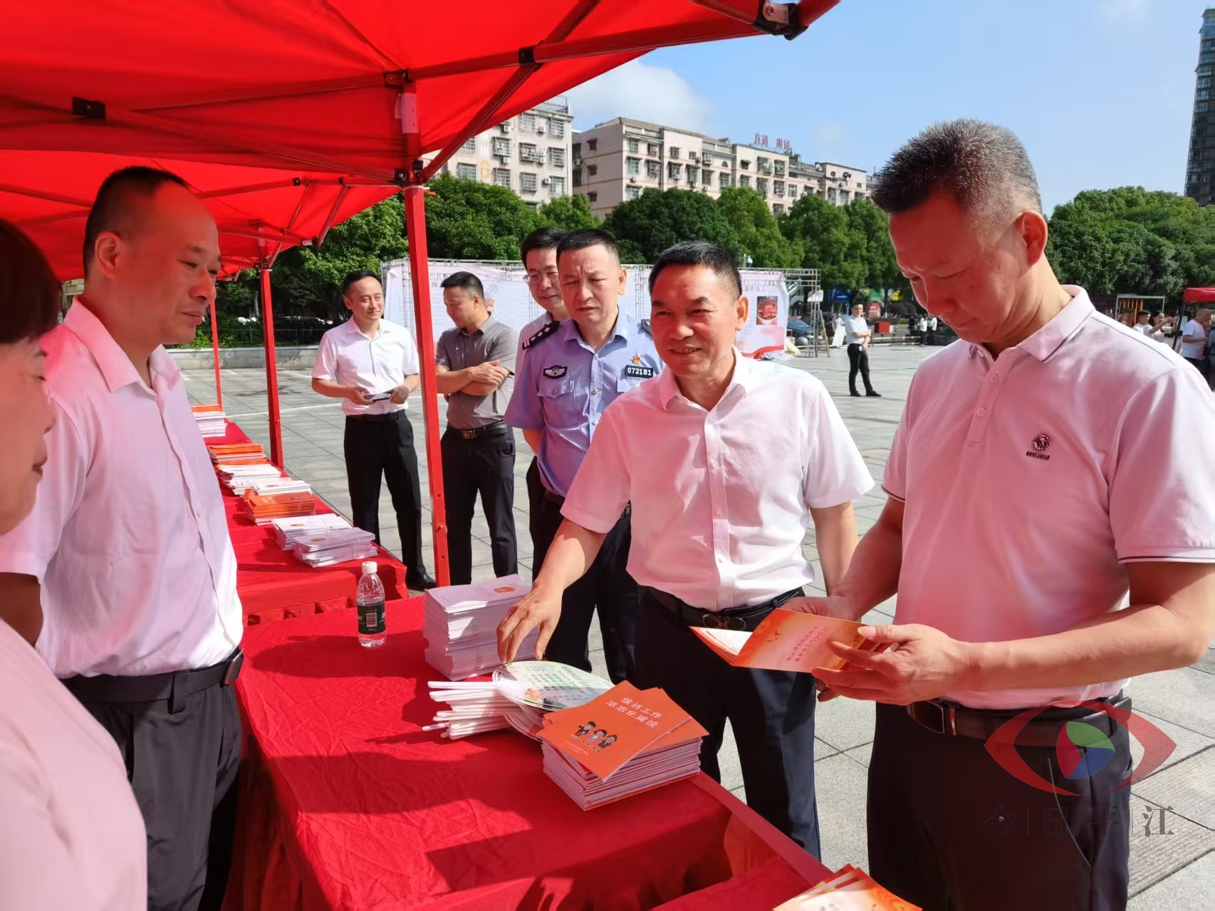 我县开展“全面执行《信访工作条例》·深入推进信访工作法治化”主题宣传暨第八个信访法治宣传月集中宣传活动