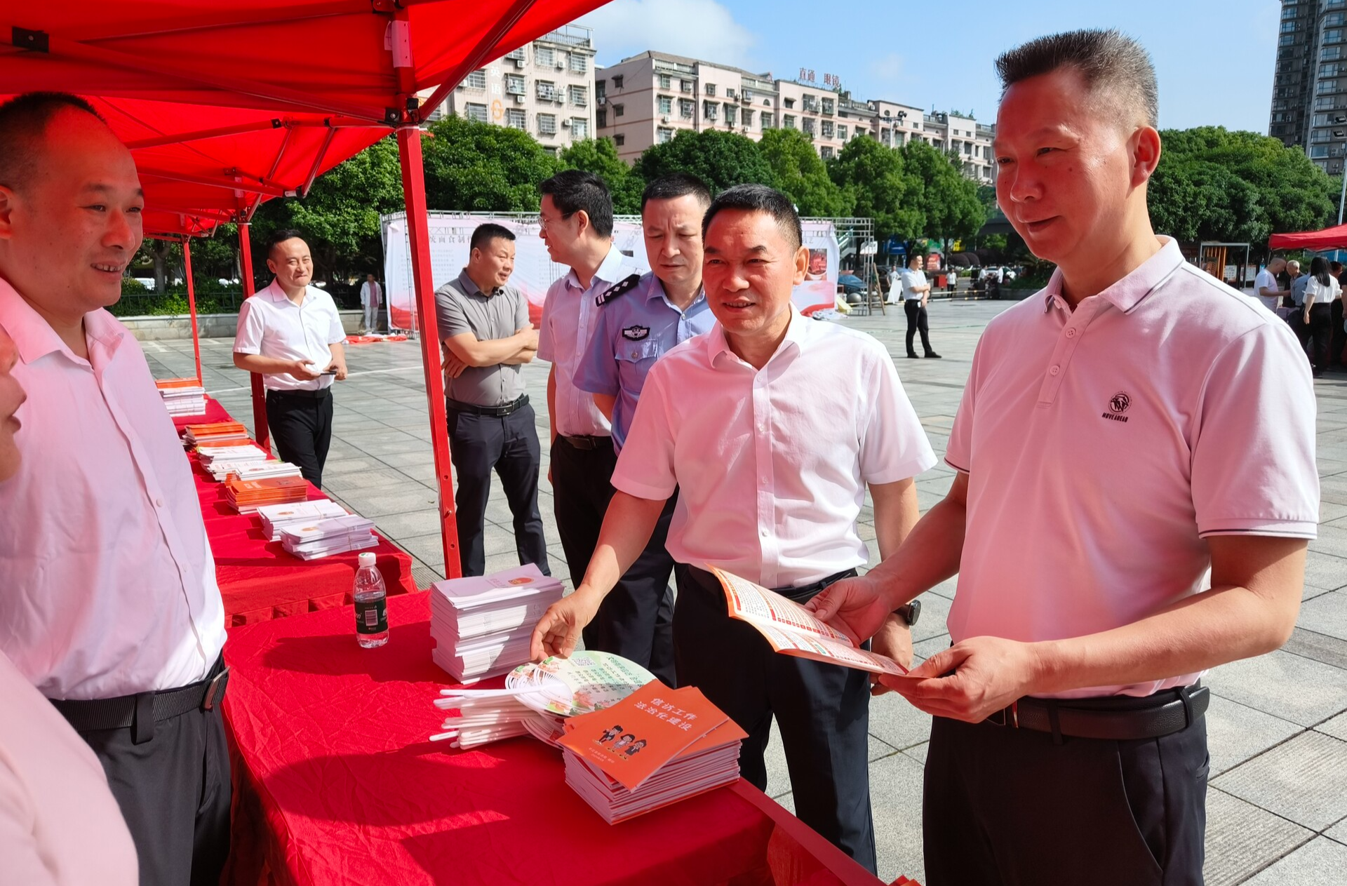 法治入民心 宣讲零距离 ——县城投中心参加第八个信访法治宣传月活动