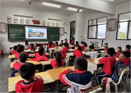 梅仙镇“乡镇学堂”：志愿传薪育桃李 云端送教筑未来