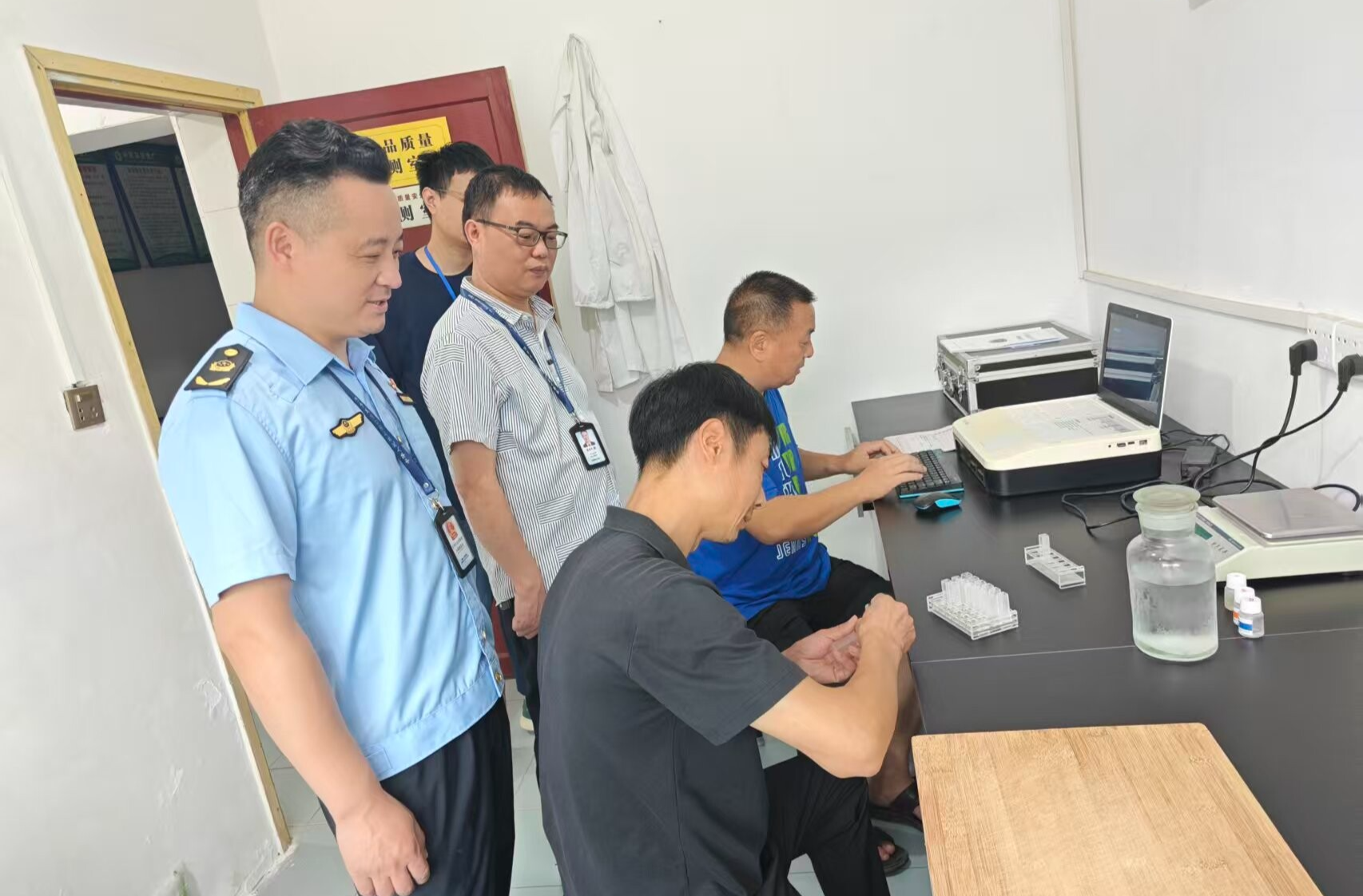 筑牢群众“舌尖”防线——余坪镇开展食品安全专项抽检行动