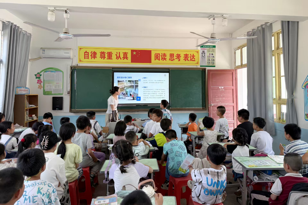 板江乡开展防溺水+利剑护蕾宣讲——筑牢校园安全“双防线”
