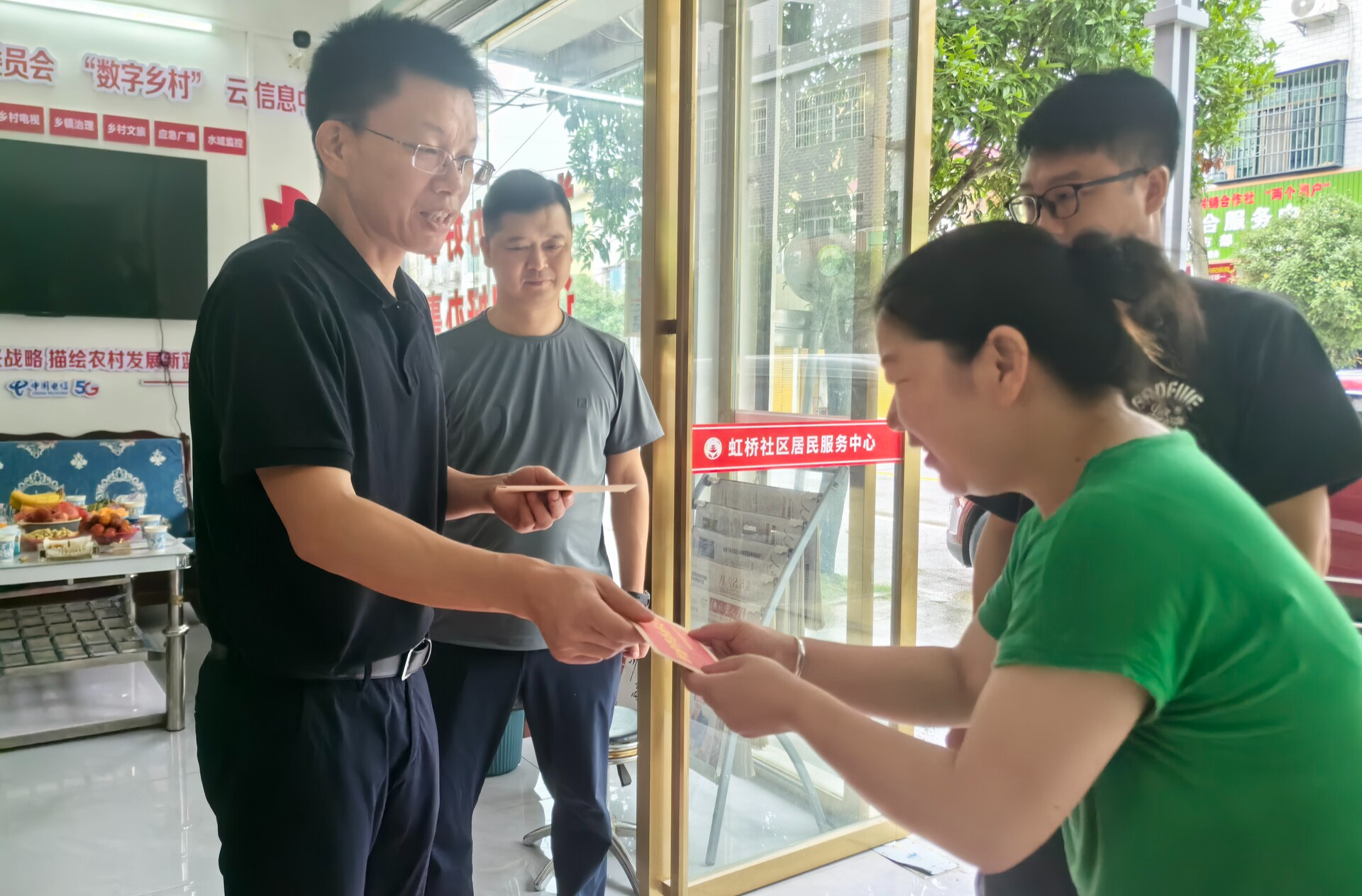 走访送关怀  座谈话发展——虹桥镇开展“七一”走访慰问座谈系列活动
