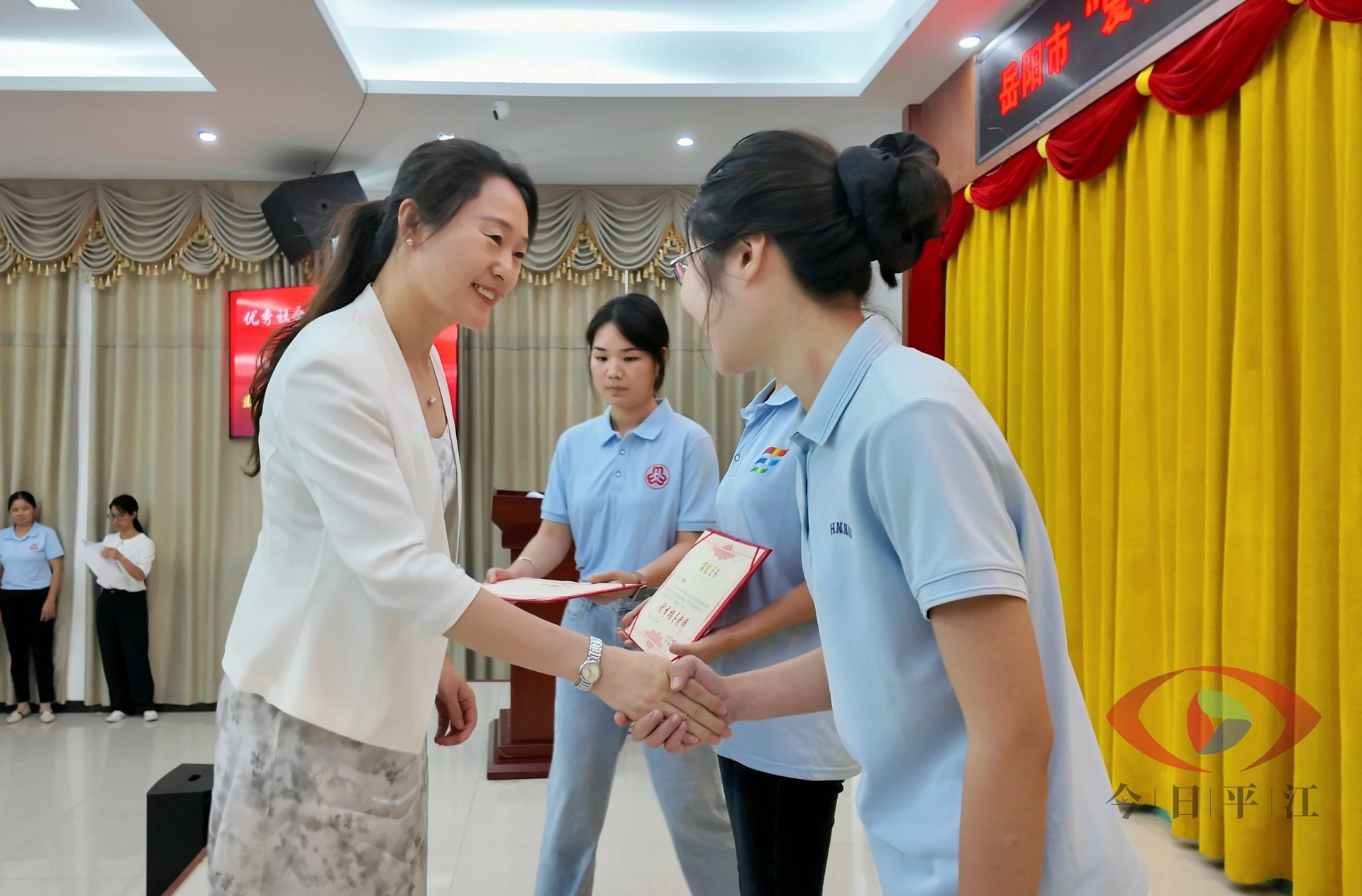 岳阳市“爱心妈妈＋知心姐姐”伴夏花开平江关爱实践活动结业仪式暨护蕾成长试点行动部署会在我县召开
