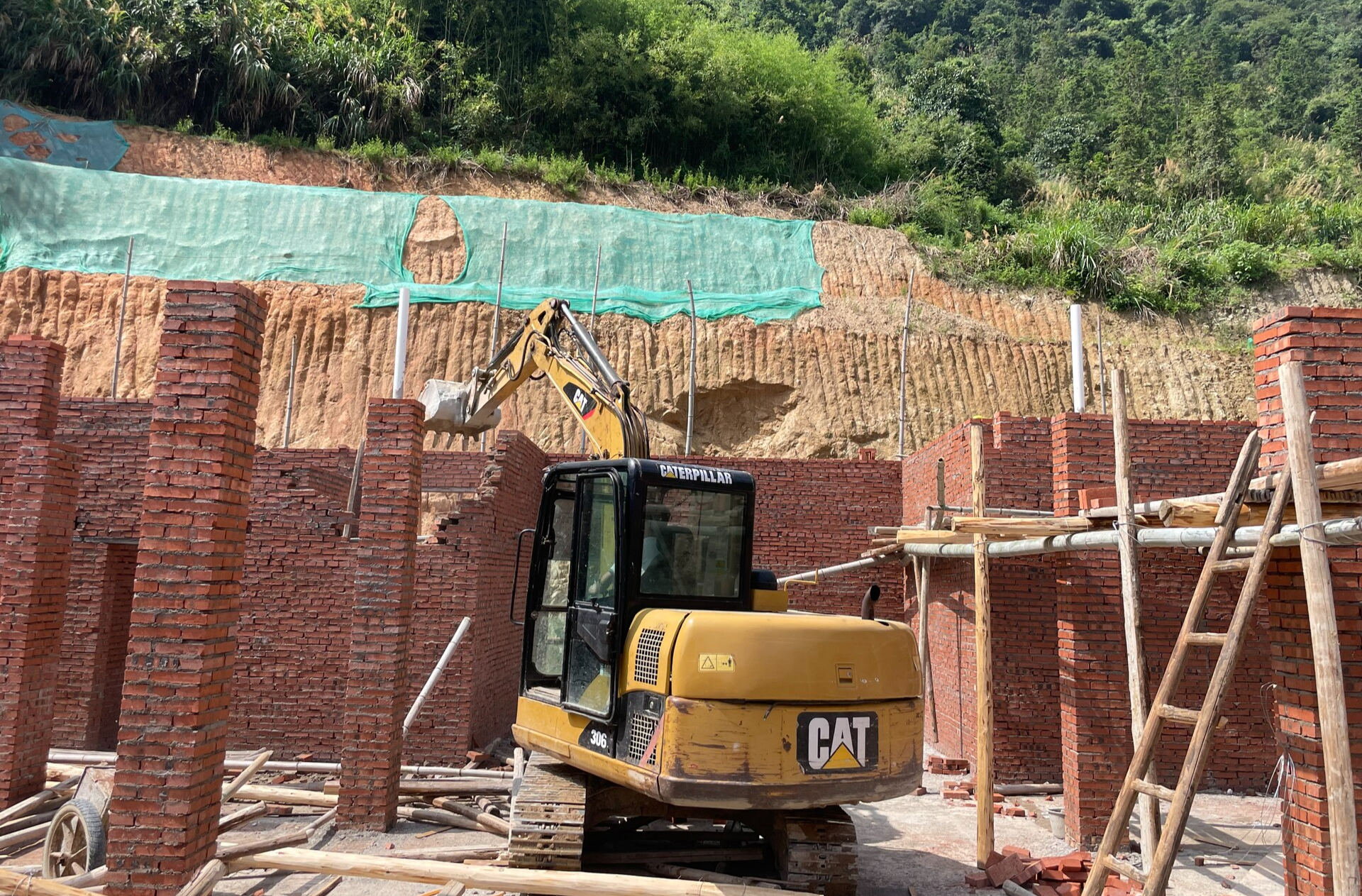 以身试法，绝不姑息——虹桥镇依法拆除整改一起违法占用基本农田建筑
