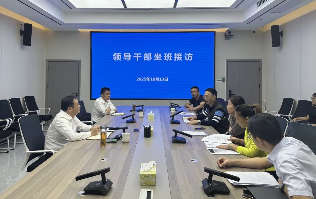 刘正仁到县综治中心坐班接访