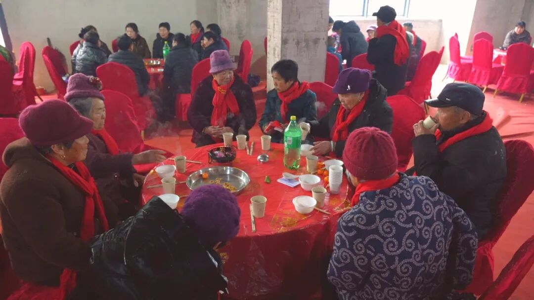 80岁老人欢聚一堂，这顿“年夜饭” 有多热闹？